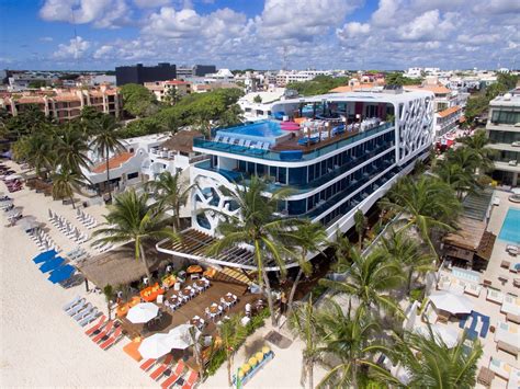 THE CARMEN HOTEL .